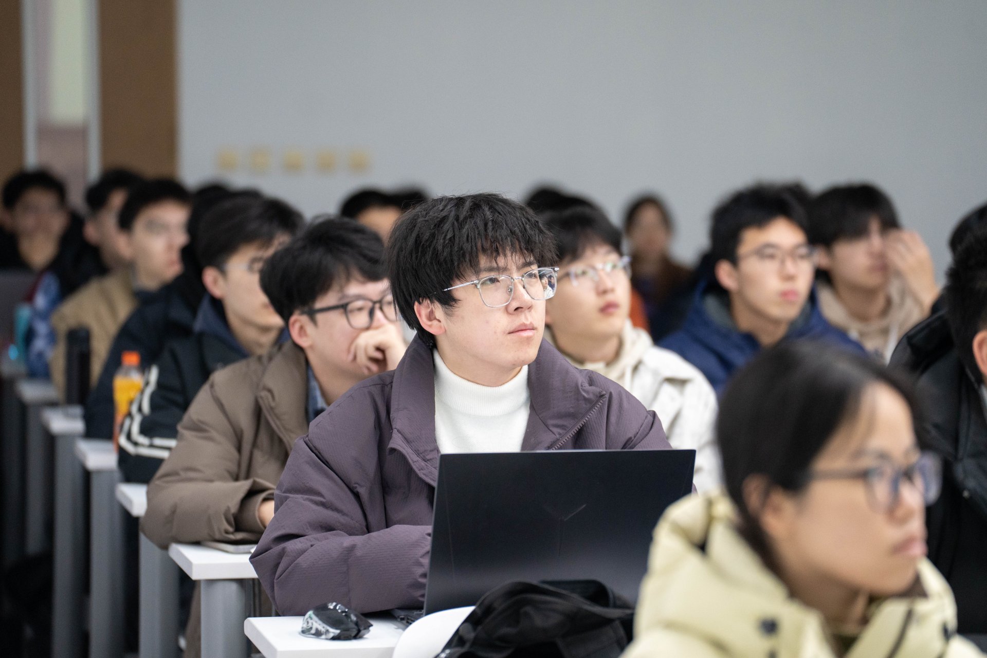 跃起的身影点亮操场