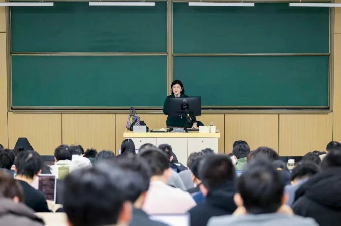 理论讲授和实践感悟相结合