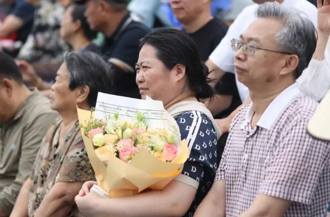 王云鹏为获奖代表颁发证书