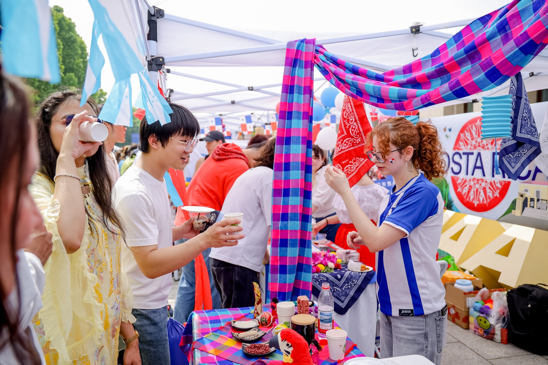 各国师生在欢声笑语中增进理解