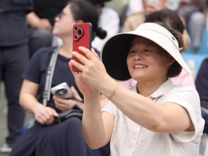 研究生院向校友会移交校友名册