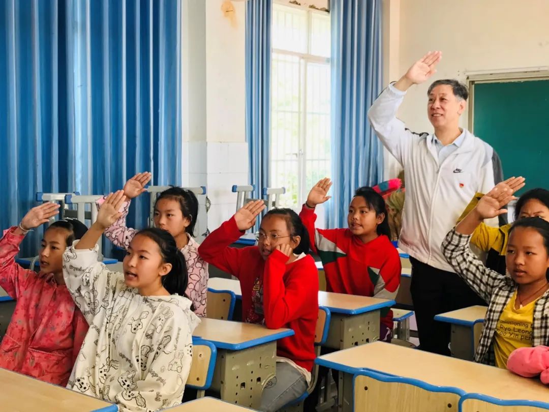 他是深受广大同学喜爱的“宝藏”老师