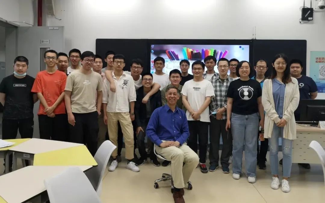 自己致力于“做一名有感染力的党员教师