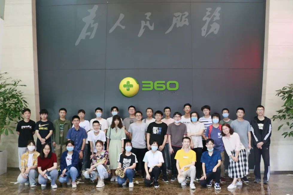 她全方位育人