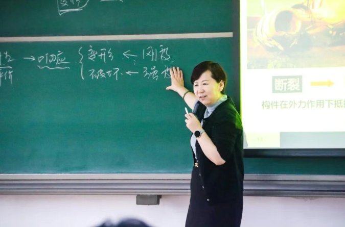 并重点巡视了思政课程授课情况
