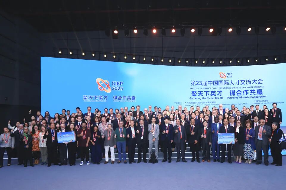 在全球引才引智