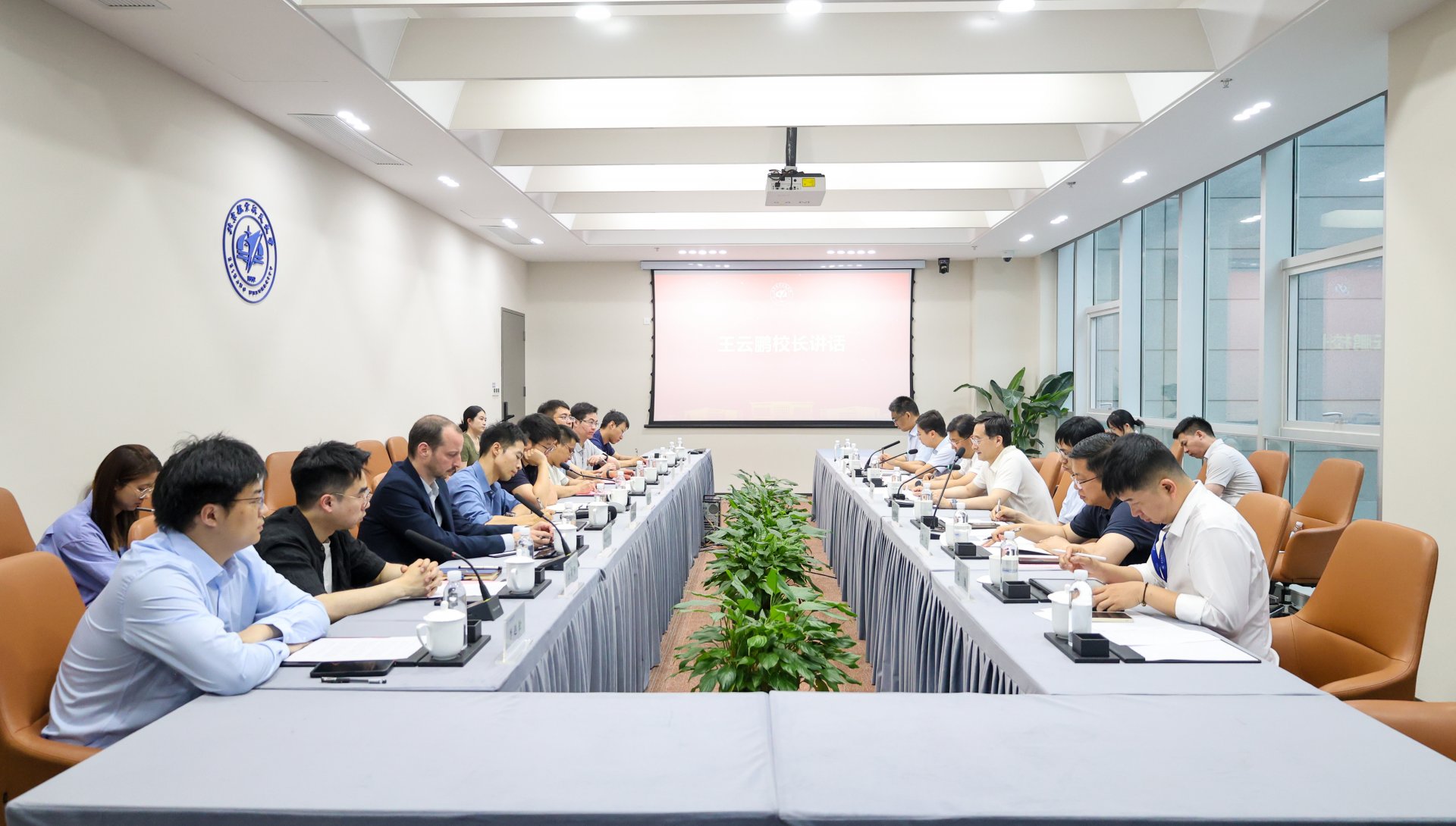 并与校园师生亲切交流