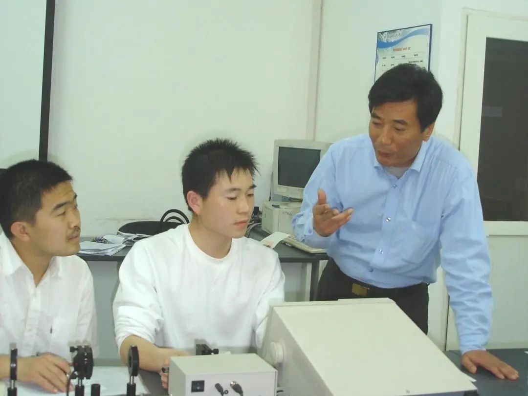 努力做精于“传道授业解惑”的“经师”