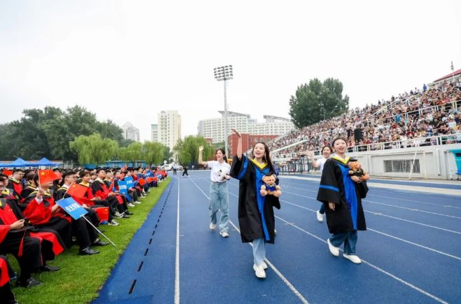 吴江浩宣读2026届毕业生学位授予决