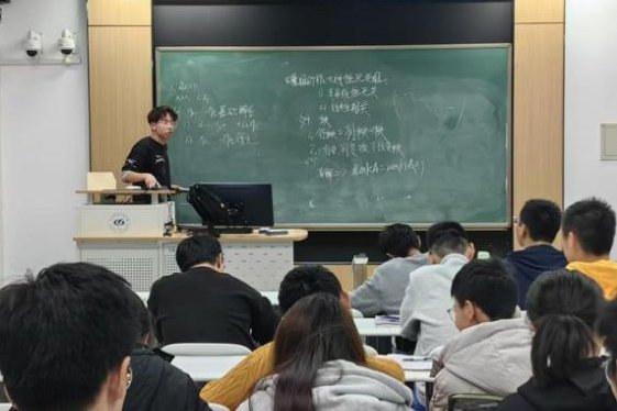 一举夺得高校赛道金奖