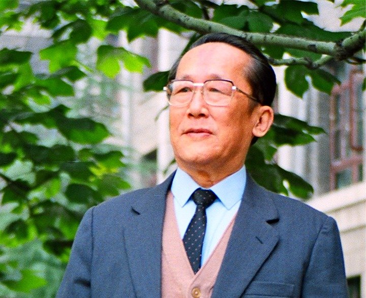 两名硕士获校优秀硕士论文